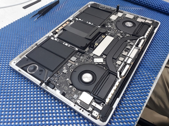 &  MacBook A1706  